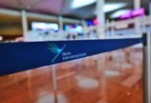 नोएडा के जेवर इंटरनेशनल एयरपोर्ट उद्घाटन समारोह को लेकर गौतमबुद्धनगर पुलिस ने अभूतपूर्व सुरक्षा व्यवस्था लागू की है। प्रधानमंत्री नरेंद्र मोदी की मौजूदगी में पूरे क्षेत्र को 5-स्तरीय सुरक्षा घेरे में रखा गया है। 5000 से अधिक सुरक्षाकर्मियों, एंटी-ड्रोन सिस्टम, बीडीडीएस, स्निफर डॉग और सीसीटीवी निगरानी से सुरक्षा मजबूत की गई। ट्रैफिक डायवर्जन, पार्किंग, हेल्प डेस्क और आपदा प्रबंधन की विशेष व्यवस्था भी सुनिश्चित की गई है।