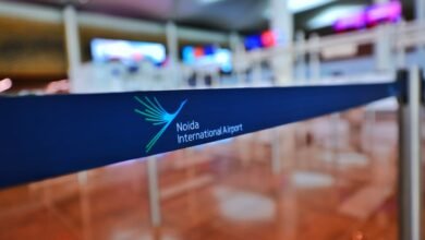 नोएडा के जेवर इंटरनेशनल एयरपोर्ट उद्घाटन समारोह को लेकर गौतमबुद्धनगर पुलिस ने अभूतपूर्व सुरक्षा व्यवस्था लागू की है। प्रधानमंत्री नरेंद्र मोदी की मौजूदगी में पूरे क्षेत्र को 5-स्तरीय सुरक्षा घेरे में रखा गया है। 5000 से अधिक सुरक्षाकर्मियों, एंटी-ड्रोन सिस्टम, बीडीडीएस, स्निफर डॉग और सीसीटीवी निगरानी से सुरक्षा मजबूत की गई। ट्रैफिक डायवर्जन, पार्किंग, हेल्प डेस्क और आपदा प्रबंधन की विशेष व्यवस्था भी सुनिश्चित की गई है।