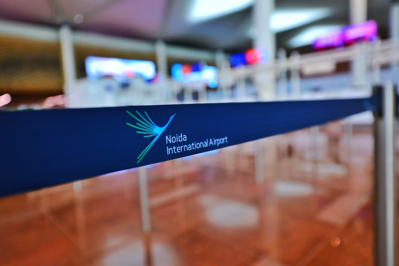 नोएडा के जेवर इंटरनेशनल एयरपोर्ट उद्घाटन समारोह को लेकर गौतमबुद्धनगर पुलिस ने अभूतपूर्व सुरक्षा व्यवस्था लागू की है। प्रधानमंत्री नरेंद्र मोदी की मौजूदगी में पूरे क्षेत्र को 5-स्तरीय सुरक्षा घेरे में रखा गया है। 5000 से अधिक सुरक्षाकर्मियों, एंटी-ड्रोन सिस्टम, बीडीडीएस, स्निफर डॉग और सीसीटीवी निगरानी से सुरक्षा मजबूत की गई। ट्रैफिक डायवर्जन, पार्किंग, हेल्प डेस्क और आपदा प्रबंधन की विशेष व्यवस्था भी सुनिश्चित की गई है।