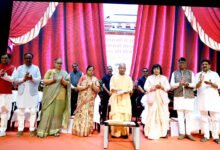 लखनऊ में आयोजित कार्यक्रम में मुख्यमंत्री योगी आदित्यनाथ ने 5,000 से अधिक आंगनवाड़ी कार्यकत्रियों और 60,000 सहायिकाओं की भर्ती का लक्ष्य घोषित किया। उन्होंने कहा कि अब पारदर्शी प्रक्रिया से नियुक्तियां हो रही हैं और कार्यकत्रियों को स्मार्टफोन व आधुनिक उपकरण दिए जा रहे हैं। सरकार ने PMJJBY, PMSBY और आयुष्मान भारत योजना के तहत सामाजिक सुरक्षा व स्वास्थ्य बीमा भी सुनिश्चित किया है। मुख्यमंत्री ने पूर्व सरकारों पर पोषाहार वितरण में माफिया नियंत्रण का आरोप लगाते हुए वर्तमान व्यवस्था को पारदर्शी बताया।