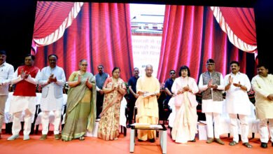 लखनऊ में आयोजित कार्यक्रम में मुख्यमंत्री योगी आदित्यनाथ ने 5,000 से अधिक आंगनवाड़ी कार्यकत्रियों और 60,000 सहायिकाओं की भर्ती का लक्ष्य घोषित किया। उन्होंने कहा कि अब पारदर्शी प्रक्रिया से नियुक्तियां हो रही हैं और कार्यकत्रियों को स्मार्टफोन व आधुनिक उपकरण दिए जा रहे हैं। सरकार ने PMJJBY, PMSBY और आयुष्मान भारत योजना के तहत सामाजिक सुरक्षा व स्वास्थ्य बीमा भी सुनिश्चित किया है। मुख्यमंत्री ने पूर्व सरकारों पर पोषाहार वितरण में माफिया नियंत्रण का आरोप लगाते हुए वर्तमान व्यवस्था को पारदर्शी बताया।