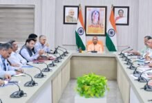 मुख्यमंत्री योगी आदित्यनाथ ने ‘वन ट्रिलियन डॉलर अर्थव्यवस्था’ लक्ष्य को तेज करने हेतु प्रत्येक जिले में ‘मुख्यमंत्री फेलो’ तैनात करने के निर्देश दिए हैं। आर्थिक विकास विशेषज्ञ और डेटा विश्लेषक मिलकर स्थानीय संसाधनों, निवेश संभावनाओं और विकास रणनीतियों का विश्लेषण करेंगे। इससे डेटा आधारित निर्णय, रोजगार सृजन और जिले स्तर पर आर्थिक विकास को नई दिशा मिलेगी।