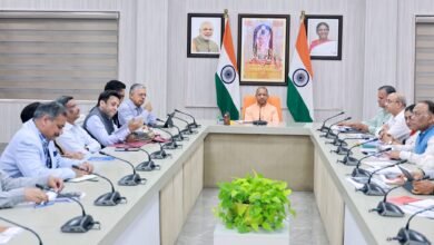 मुख्यमंत्री योगी आदित्यनाथ ने ‘वन ट्रिलियन डॉलर अर्थव्यवस्था’ लक्ष्य को तेज करने हेतु प्रत्येक जिले में ‘मुख्यमंत्री फेलो’ तैनात करने के निर्देश दिए हैं। आर्थिक विकास विशेषज्ञ और डेटा विश्लेषक मिलकर स्थानीय संसाधनों, निवेश संभावनाओं और विकास रणनीतियों का विश्लेषण करेंगे। इससे डेटा आधारित निर्णय, रोजगार सृजन और जिले स्तर पर आर्थिक विकास को नई दिशा मिलेगी।