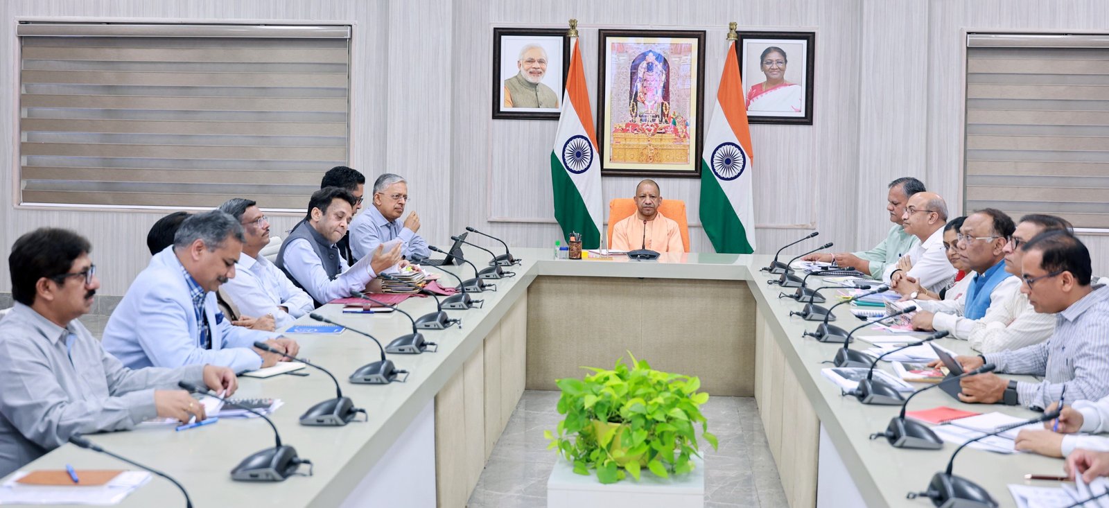 मुख्यमंत्री योगी आदित्यनाथ ने ‘वन ट्रिलियन डॉलर अर्थव्यवस्था’ लक्ष्य को तेज करने हेतु प्रत्येक जिले में ‘मुख्यमंत्री फेलो’ तैनात करने के निर्देश दिए हैं। आर्थिक विकास विशेषज्ञ और डेटा विश्लेषक मिलकर स्थानीय संसाधनों, निवेश संभावनाओं और विकास रणनीतियों का विश्लेषण करेंगे। इससे डेटा आधारित निर्णय, रोजगार सृजन और जिले स्तर पर आर्थिक विकास को नई दिशा मिलेगी।