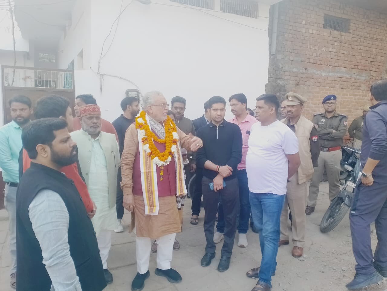 प्रदेश के वरिष्ठ कैबिनेट मंत्री एवं वाराणसी के नोडल मंत्री सुरेश खन्ना ने पांडेयपुर और सरसौली मलीन बस्तियों का स्थलीय निरीक्षण किया। उन्होंने उखड़ी सड़कों की रीसेटिंग, सीवर ओवरफ्लो की त्वरित सफाई तथा विशेष स्वच्छता अभियान चलाने के निर्देश दिए। अधिकारियों को समयबद्ध कार्यवाही कर नागरिक सुविधाएं दुरुस्त करने को कहा।