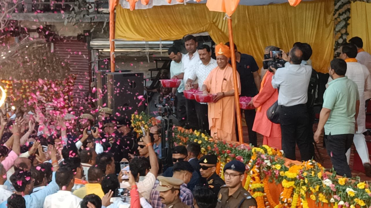 गोरखपुर के पाण्डेयहाता में आयोजित पारंपरिक नरसिंह शोभायात्रा का शुभारंभ मुख्यमंत्री योगी आदित्यनाथ ने भक्त प्रह्लाद की विधिवत पूजा-अर्चना कर किया। वर्ष 1927 से चली आ रही इस ऐतिहासिक परंपरा के शताब्दी वर्ष पर मुख्यमंत्री ने रथ को रवाना किया और श्रद्धालुओं संग फूलों की होली खेली। आयोजन के दौरान प्रशासनिक व पुलिस अधिकारियों की मौजूदगी में सुरक्षा व्यवस्था चाक-चौबंद रही। बड़ी संख्या में जनप्रतिनिधि और श्रद्धालु उपस्थित रहे।