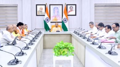 मुख्यमंत्री योगी आदित्यनाथ ने गो-आश्रय स्थलों को आत्मनिर्भर बनाने के लिए ‘भूसा बैंक’, सीसीटीवी निगरानी और प्राकृतिक खेती से जुड़ाव पर जोर दिया। प्रदेश में 7,527 गो-आश्रय स्थलों में 12.39 लाख गोवंश संरक्षित हैं। सरकार तकनीक, पारदर्शिता और जनसहभागिता से गो-संरक्षण को मजबूत कर रही है।