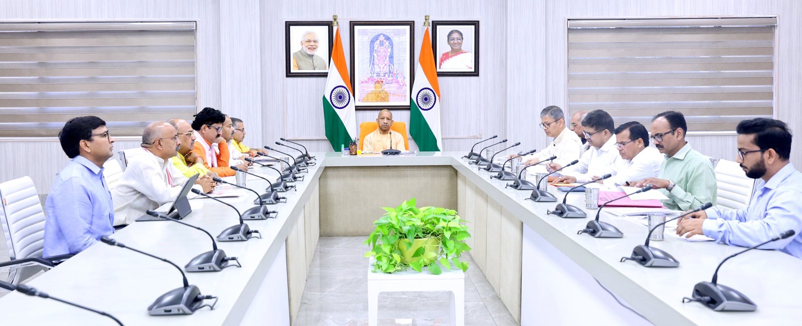 मुख्यमंत्री योगी आदित्यनाथ ने गो-आश्रय स्थलों को आत्मनिर्भर बनाने के लिए ‘भूसा बैंक’, सीसीटीवी निगरानी और प्राकृतिक खेती से जुड़ाव पर जोर दिया। प्रदेश में 7,527 गो-आश्रय स्थलों में 12.39 लाख गोवंश संरक्षित हैं। सरकार तकनीक, पारदर्शिता और जनसहभागिता से गो-संरक्षण को मजबूत कर रही है।