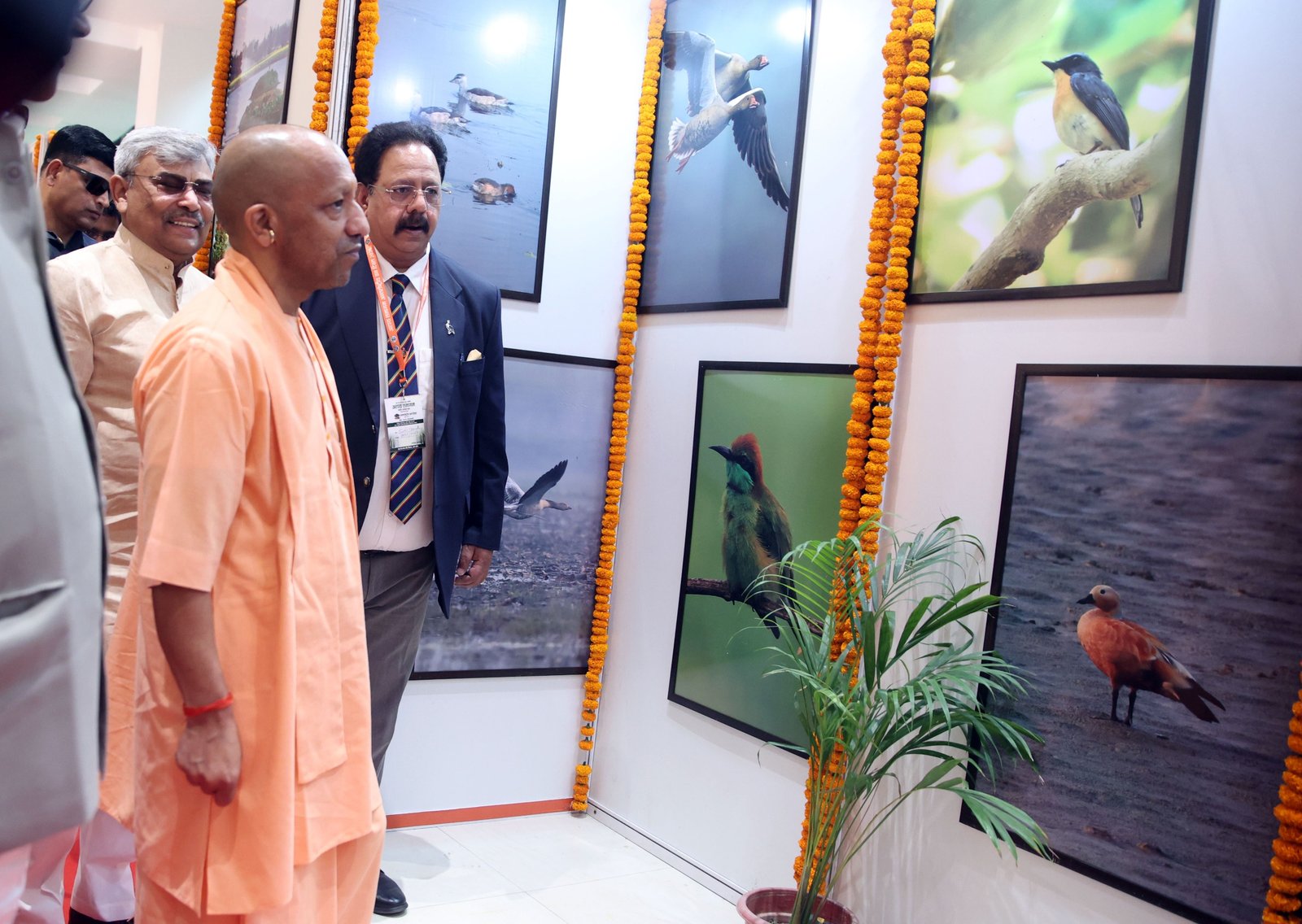 अंतरराष्ट्रीय वन दिवस पर मुख्यमंत्री योगी आदित्यनाथ ने वन संरक्षण को मानव जीवन और पर्यावरण संतुलन के लिए अनिवार्य बताया। उन्होंने 242 करोड़ पौधरोपण, 11 रामसर साइट और ग्रीन इकोनॉमी मॉडल की उपलब्धियां गिनाईं। कार्यक्रम में वीर बच्चों, वन कर्मियों और सामाजिक संगठनों को सम्मानित किया गया। सीएम ने कार्बन क्रेडिट, इको-टूरिज्म और सोलर ऊर्जा को बढ़ावा देते हुए पर्यावरण संरक्षण को जन आंदोलन बनाने पर जोर दिया।