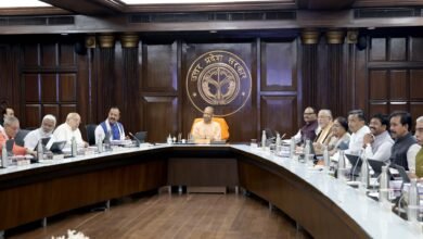 उत्तर प्रदेश में योगी आदित्यनाथ सरकार ने निजी बिजनेस पार्क विकास योजना-2025 को मंजूरी दे दी है। इसके तहत प्लग-एंड-प्ले सुविधाओं वाले आधुनिक बिजनेस पार्क विकसित किए जाएंगे, जहां वैश्विक कंपनियों के कार्यालय, आरएंडडी और जीसीसी स्थापित होंगे। योजना डीबीएफओटी मॉडल पर लागू होगी और न्यूनतम 10 एकड़ भूमि निर्धारित की गई है। साथ ही ग्रेटर नोएडा में मल्टीमोडल लॉजिस्टिक्स पार्क और सम्भल में इंडस्ट्रियल क्लस्टर जैसी परियोजनाओं को भी स्वीकृति मिली है।