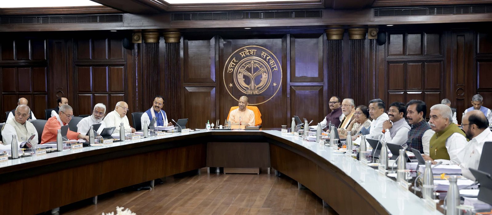 उत्तर प्रदेश में योगी आदित्यनाथ सरकार ने निजी बिजनेस पार्क विकास योजना-2025 को मंजूरी दे दी है। इसके तहत प्लग-एंड-प्ले सुविधाओं वाले आधुनिक बिजनेस पार्क विकसित किए जाएंगे, जहां वैश्विक कंपनियों के कार्यालय, आरएंडडी और जीसीसी स्थापित होंगे। योजना डीबीएफओटी मॉडल पर लागू होगी और न्यूनतम 10 एकड़ भूमि निर्धारित की गई है। साथ ही ग्रेटर नोएडा में मल्टीमोडल लॉजिस्टिक्स पार्क और सम्भल में इंडस्ट्रियल क्लस्टर जैसी परियोजनाओं को भी स्वीकृति मिली है।