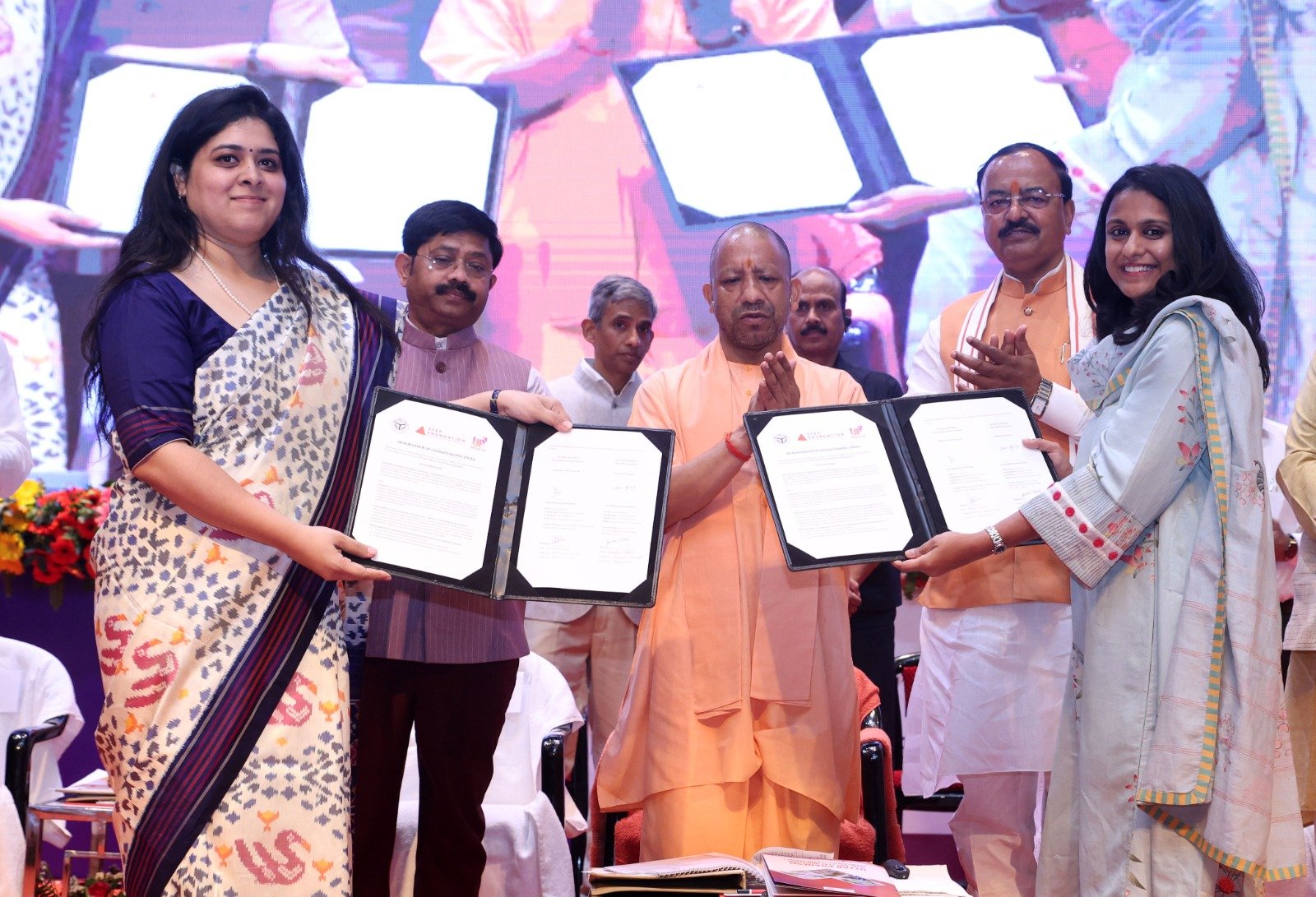 मुख्यमंत्री योगी आदित्यनाथ ने ‘निवेश मित्र 3.0’ लॉन्च कर उत्तर प्रदेश को सुरक्षित और भरोसेमंद निवेश गंतव्य बताया। ₹50,000 करोड़ निवेश प्रस्तावों से 50 हजार रोजगार की संभावना है। सिंगल विंडो सिस्टम, एआई सुविधाएं, PPP मॉडल और निजी बिजनेस पार्क नीति से उद्योग स्थापना आसान होगी। बेहतर कानून-व्यवस्था, इंफ्रास्ट्रक्चर और स्किल कनेक्ट जैसी पहलें यूपी को तेजी से उभरते औद्योगिक हब में बदल रही हैं।