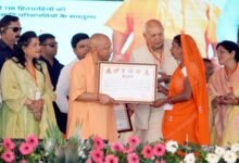 बहराइच के भरथापुर गांव के पुनर्वास के लिए मुख्यमंत्री योगी आदित्यनाथ ने 21.55 करोड़ रुपये की राशि 118 लाभार्थियों को हस्तांतरित की। साथ ही 136 परिवारों को आवास, शौचालय और जमीन के पट्टे दिए गए। सीएम ने कहा कि सरकार जाति नहीं, सेवा और संवेदना के आधार पर काम कर रही है। जंगल और नदी से घिरे इस गांव के लोगों को अब सुरक्षित जीवन, रोजगार और बेहतर सुविधाएं मिलेंगी। नई कॉलोनी का नाम ‘भरतपुर’ रखा जाएगा।