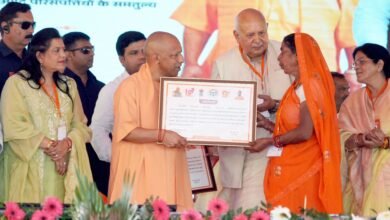 बहराइच के भरथापुर गांव के पुनर्वास के लिए मुख्यमंत्री योगी आदित्यनाथ ने 21.55 करोड़ रुपये की राशि 118 लाभार्थियों को हस्तांतरित की। साथ ही 136 परिवारों को आवास, शौचालय और जमीन के पट्टे दिए गए। सीएम ने कहा कि सरकार जाति नहीं, सेवा और संवेदना के आधार पर काम कर रही है। जंगल और नदी से घिरे इस गांव के लोगों को अब सुरक्षित जीवन, रोजगार और बेहतर सुविधाएं मिलेंगी। नई कॉलोनी का नाम ‘भरतपुर’ रखा जाएगा।