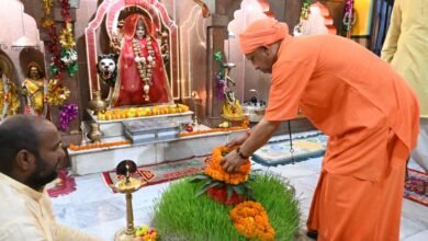 गोरखपुर के गोरखनाथ मंदिर में चैत्र नवरात्रि की अष्टमी पर मुख्यमंत्री योगी आदित्यनाथ ने मां महागौरी की विधिवत पूजा-अर्चना की। वैदिक मंत्रोच्चार के बीच हवन और आरती संपन्न हुई। गोरक्षपीठ की परंपरा के अनुसार आयोजित अनुष्ठान में श्रद्धालुओं की उपस्थिति रही। मुख्यमंत्री ने प्रदेशवासियों के सुख, शांति और समृद्धि की कामना की।