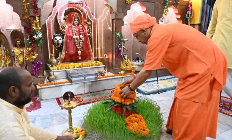 गोरखपुर के गोरखनाथ मंदिर में चैत्र नवरात्रि की अष्टमी पर मुख्यमंत्री योगी आदित्यनाथ ने मां महागौरी की विधिवत पूजा-अर्चना की। वैदिक मंत्रोच्चार के बीच हवन और आरती संपन्न हुई। गोरक्षपीठ की परंपरा के अनुसार आयोजित अनुष्ठान में श्रद्धालुओं की उपस्थिति रही। मुख्यमंत्री ने प्रदेशवासियों के सुख, शांति और समृद्धि की कामना की।