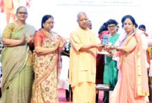 लखनऊ में मुख्यमंत्री योगी आदित्यनाथ ने आंगनवाड़ी व्यवस्था को डिजिटल और सशक्त बनाने के लिए 69,804 स्मार्टफोन व 18,440 नियुक्ति पत्र वितरित किए। 450 करोड़ रुपये की परियोजनाओं का लोकार्पण हुआ। आधुनिक उपकरणों और ‘सक्षम आंगनवाड़ी’ केंद्रों के जरिए कुपोषण नियंत्रण, बच्चों के समग्र विकास और मातृ स्वास्थ्य सेवाओं को नई गति मिलेगी।