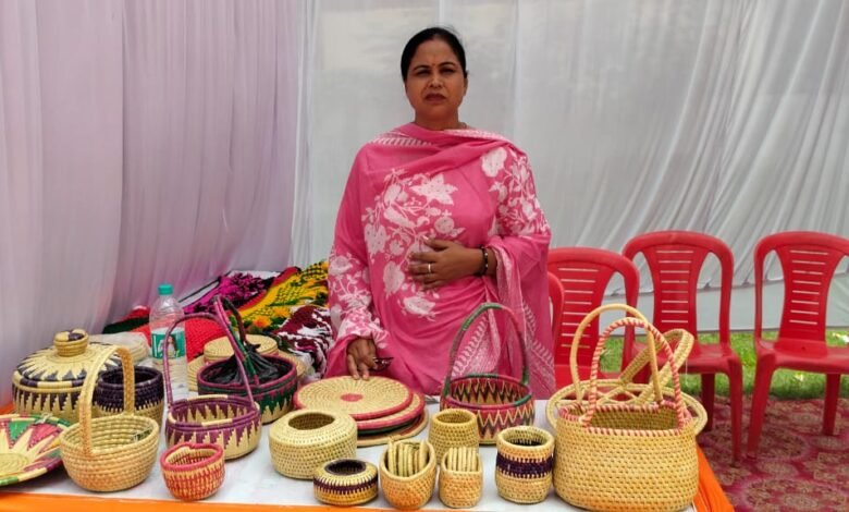 मुख्यमंत्री योगी आदित्यनाथ के नेतृत्व में उत्तर प्रदेश में महिला उद्यमिता को नई दिशा मिल रही है। सुल्तानपुर की रजनी बाला ने मूंज शिल्प को बाजार से जोड़कर सिकहुला, दौरी और डोलची जैसे उत्पादों से अपनी अलग पहचान बनाई। जिला उद्योग कार्यालय के सहयोग से उन्होंने कई जिलों और अन्य राज्यों तक बिक्री बढ़ाई। एक बड़े ऑर्डर में 100 महिलाओं को रोजगार देकर उन्होंने सामूहिक आत्मनिर्भरता की मिसाल पेश की।