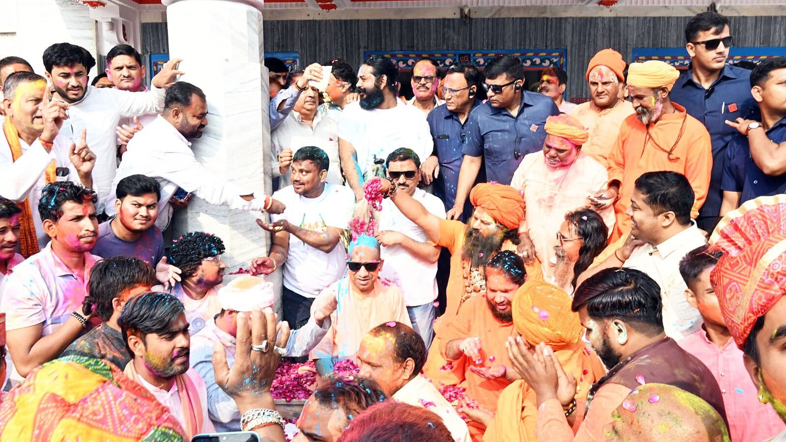 गोरखपुर के गोरखनाथ मंदिर में मुख्यमंत्री योगी आदित्यनाथ ने होली के पावन अवसर पर पारंपरिक विधि से होलिका भस्म पूजन कर होलिकोत्सव का शुभारंभ किया। उन्होंने फाग गीतों का आनंद लिया और श्रद्धालुओं के साथ रंगों व फूलों की होली खेली। मुख्यमंत्री ने मंदिर की गोशाला में गोवंश को भस्म व गुलाल लगाकर गुड़ खिलाया। होली मिलन समारोह में उन्होंने कहा कि सकारात्मक सोच वाली शक्तियाँ सदैव विजयी होती हैं और सनातन पर्व समाज में समरसता व एकता का संदेश देते हैं।