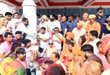 गोरखपुर के गोरखनाथ मंदिर में मुख्यमंत्री योगी आदित्यनाथ ने होली के पावन अवसर पर पारंपरिक विधि से होलिका भस्म पूजन कर होलिकोत्सव का शुभारंभ किया। उन्होंने फाग गीतों का आनंद लिया और श्रद्धालुओं के साथ रंगों व फूलों की होली खेली। मुख्यमंत्री ने मंदिर की गोशाला में गोवंश को भस्म व गुलाल लगाकर गुड़ खिलाया। होली मिलन समारोह में उन्होंने कहा कि सकारात्मक सोच वाली शक्तियाँ सदैव विजयी होती हैं और सनातन पर्व समाज में समरसता व एकता का संदेश देते हैं।