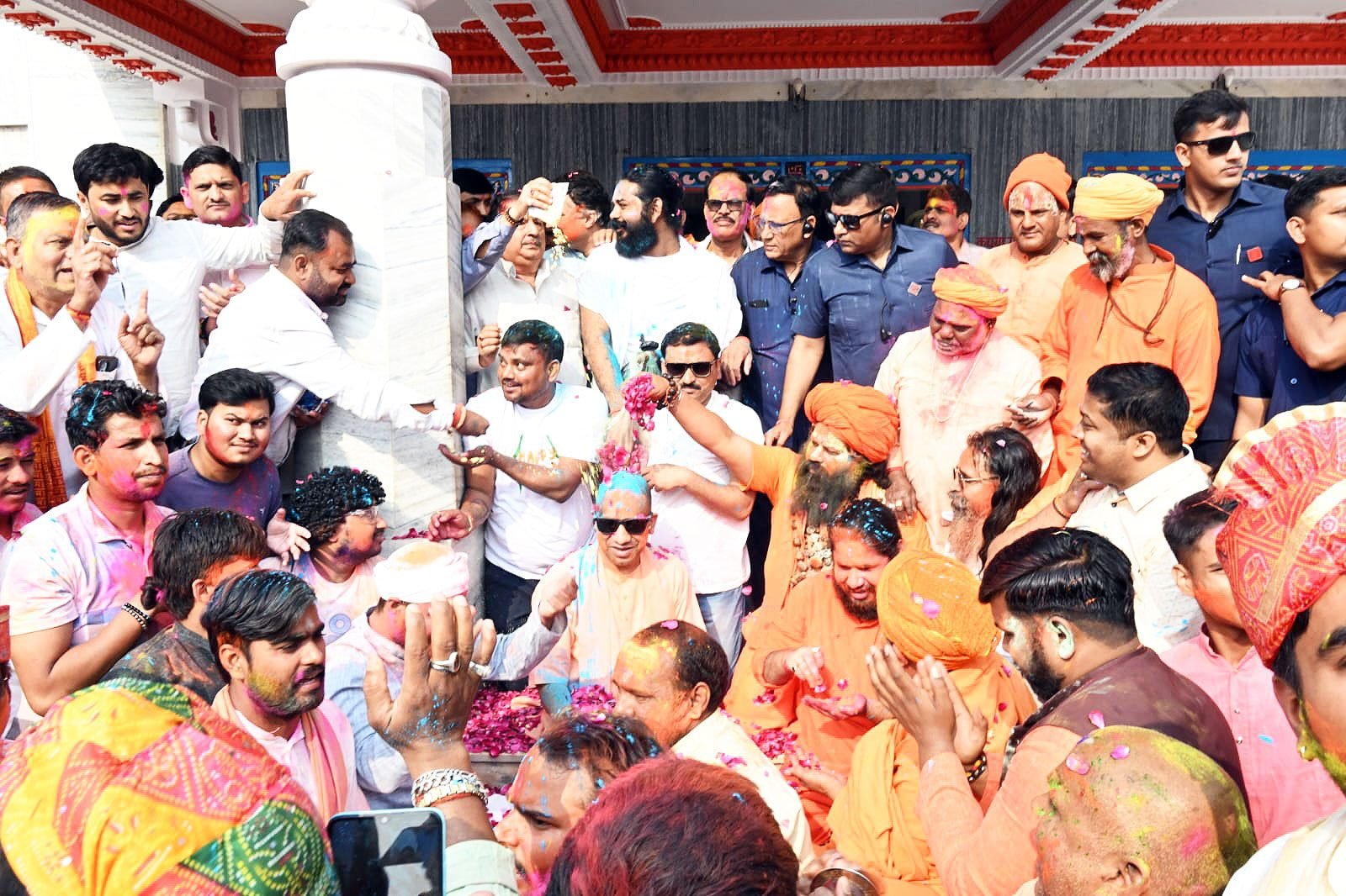 गोरखपुर के गोरखनाथ मंदिर में मुख्यमंत्री योगी आदित्यनाथ ने होली के पावन अवसर पर पारंपरिक विधि से होलिका भस्म पूजन कर होलिकोत्सव का शुभारंभ किया। उन्होंने फाग गीतों का आनंद लिया और श्रद्धालुओं के साथ रंगों व फूलों की होली खेली। मुख्यमंत्री ने मंदिर की गोशाला में गोवंश को भस्म व गुलाल लगाकर गुड़ खिलाया। होली मिलन समारोह में उन्होंने कहा कि सकारात्मक सोच वाली शक्तियाँ सदैव विजयी होती हैं और सनातन पर्व समाज में समरसता व एकता का संदेश देते हैं।