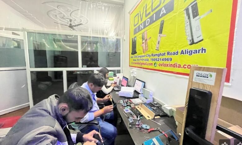 उत्तर प्रदेश की ODOP योजना से प्रेरित होकर अलीगढ़ की महिला उद्यमी नीलम सिंह ने “ओव्लॉक्स इंडिया” नाम से डिजिटल लॉक यूनिट स्थापित की। बैंक ऋण और सरकारी सहयोग से शुरू हुआ यह स्टार्टअप आज 10 करोड़ रुपये से अधिक का कारोबार कर रहा है और 20 से अधिक लोगों को रोजगार दे रहा है। उनके स्मार्ट लॉक अब देश-विदेश तक पहुंच रहे हैं।