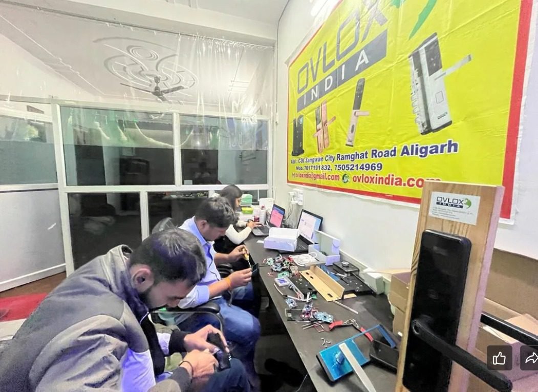 उत्तर प्रदेश की ODOP योजना से प्रेरित होकर अलीगढ़ की महिला उद्यमी नीलम सिंह ने “ओव्लॉक्स इंडिया” नाम से डिजिटल लॉक यूनिट स्थापित की। बैंक ऋण और सरकारी सहयोग से शुरू हुआ यह स्टार्टअप आज 10 करोड़ रुपये से अधिक का कारोबार कर रहा है और 20 से अधिक लोगों को रोजगार दे रहा है। उनके स्मार्ट लॉक अब देश-विदेश तक पहुंच रहे हैं।