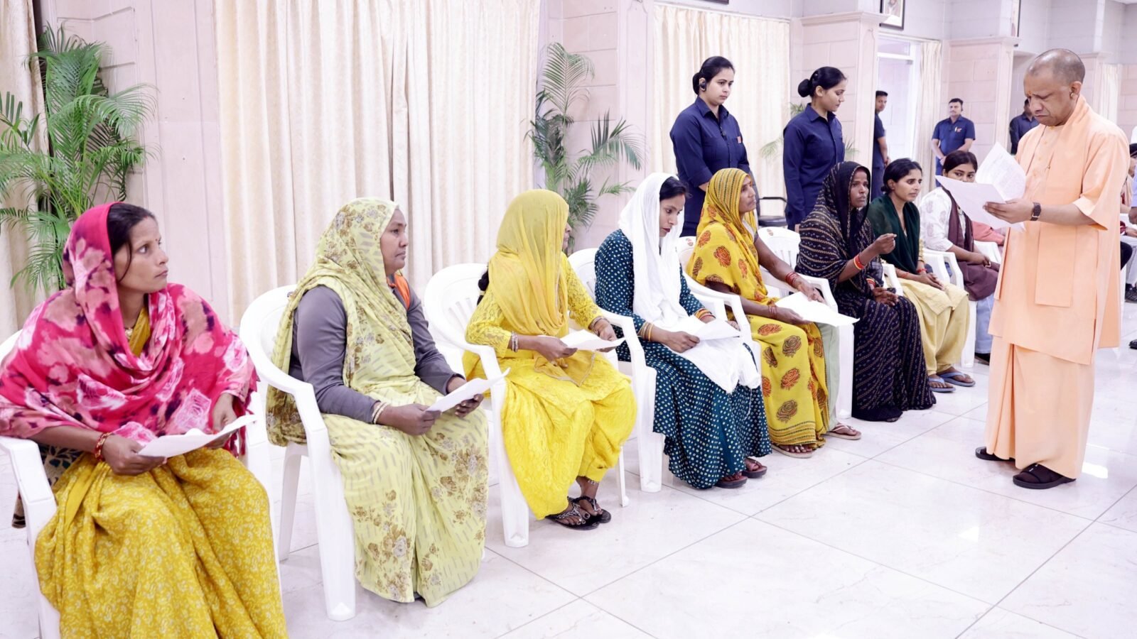 लखनऊ में आयोजित जनता दर्शन कार्यक्रम में मुख्यमंत्री योगी आदित्यनाथ ने प्रदेशभर से आए लोगों की समस्याएं सुनीं और अधिकारियों को समयबद्ध समाधान के निर्देश दिए। उद्यमियों की शिकायतों पर सीएम ने निवेश और उद्योग विकास में देरी न होने की बात कही। अवैध कब्जे के मामलों में भी सख्त कार्रवाई के निर्देश दिए गए। कार्यक्रम में आए बच्चों से बातचीत करते हुए मुख्यमंत्री ने उन्हें पढ़ाई पर ध्यान देने और सोशल मीडिया का सीमित उपयोग करने की सलाह दी।