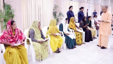 लखनऊ में आयोजित जनता दर्शन कार्यक्रम में मुख्यमंत्री योगी आदित्यनाथ ने प्रदेशभर से आए लोगों की समस्याएं सुनीं और अधिकारियों को समयबद्ध समाधान के निर्देश दिए। उद्यमियों की शिकायतों पर सीएम ने निवेश और उद्योग विकास में देरी न होने की बात कही। अवैध कब्जे के मामलों में भी सख्त कार्रवाई के निर्देश दिए गए। कार्यक्रम में आए बच्चों से बातचीत करते हुए मुख्यमंत्री ने उन्हें पढ़ाई पर ध्यान देने और सोशल मीडिया का सीमित उपयोग करने की सलाह दी।