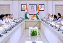 लखनऊ में समीक्षा बैठक के दौरान मुख्यमंत्री योगी आदित्यनाथ ने प्रदेश की प्रमुख अवसंरचना परियोजनाओं की प्रगति का जायजा लिया। उन्होंने चित्रकूट, फर्रुखाबाद, झांसी और जेवर लिंक एक्सप्रेसवे के लिए भूमि अधिग्रहण प्रक्रिया तेज करने के निर्देश दिए। गंगा एक्सप्रेसवे, नोएडा इंटरनेशनल एयरपोर्ट, मल्टी-मॉडल लॉजिस्टिक हब, सिंचाई और ऊर्जा परियोजनाओं की भी समीक्षा की गई। मुख्यमंत्री ने कहा कि मजबूत इंफ्रास्ट्रक्चर निवेश, उद्योग और रोजगार के नए अवसर पैदा करेगा तथा प्रदेश के संतुलित विकास को गति देगा।