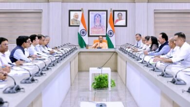 लखनऊ में समीक्षा बैठक के दौरान मुख्यमंत्री योगी आदित्यनाथ ने प्रदेश की प्रमुख अवसंरचना परियोजनाओं की प्रगति का जायजा लिया। उन्होंने चित्रकूट, फर्रुखाबाद, झांसी और जेवर लिंक एक्सप्रेसवे के लिए भूमि अधिग्रहण प्रक्रिया तेज करने के निर्देश दिए। गंगा एक्सप्रेसवे, नोएडा इंटरनेशनल एयरपोर्ट, मल्टी-मॉडल लॉजिस्टिक हब, सिंचाई और ऊर्जा परियोजनाओं की भी समीक्षा की गई। मुख्यमंत्री ने कहा कि मजबूत इंफ्रास्ट्रक्चर निवेश, उद्योग और रोजगार के नए अवसर पैदा करेगा तथा प्रदेश के संतुलित विकास को गति देगा।