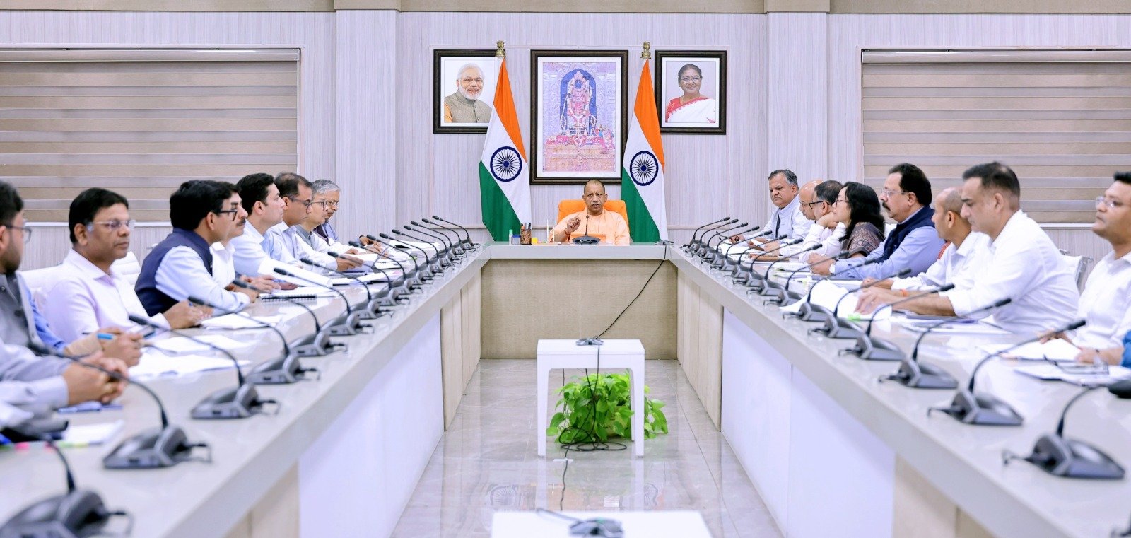 लखनऊ में समीक्षा बैठक के दौरान मुख्यमंत्री योगी आदित्यनाथ ने प्रदेश की प्रमुख अवसंरचना परियोजनाओं की प्रगति का जायजा लिया। उन्होंने चित्रकूट, फर्रुखाबाद, झांसी और जेवर लिंक एक्सप्रेसवे के लिए भूमि अधिग्रहण प्रक्रिया तेज करने के निर्देश दिए। गंगा एक्सप्रेसवे, नोएडा इंटरनेशनल एयरपोर्ट, मल्टी-मॉडल लॉजिस्टिक हब, सिंचाई और ऊर्जा परियोजनाओं की भी समीक्षा की गई। मुख्यमंत्री ने कहा कि मजबूत इंफ्रास्ट्रक्चर निवेश, उद्योग और रोजगार के नए अवसर पैदा करेगा तथा प्रदेश के संतुलित विकास को गति देगा।