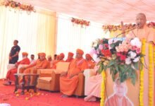 राजस्थान के जालोर में श्री रत्नेश्वर महादेव (सिरे मंदिर) के 375 वर्ष पूर्ण होने पर आयोजित धर्मसभा में मुख्यमंत्री योगी आदित्यनाथ ने मातृशक्ति और युवाओं से स्मार्टफोन के सीमित उपयोग की अपील की। उन्होंने कहा कि बच्चों को रोने दें लेकिन स्मार्टफोन न दें, क्योंकि इसका अत्यधिक उपयोग मानसिक तनाव और अवसाद को बढ़ाता है। योग, व्यायाम और अच्छी पुस्तकों से जीवन बेहतर बनता है। उन्होंने युवाओं से नशे से दूर रहने, परिवार को समय देने और समाज के लिए सकारात्मक सोच रखने का आह्वान किया।