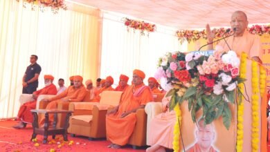 राजस्थान के जालोर में श्री रत्नेश्वर महादेव (सिरे मंदिर) के 375 वर्ष पूर्ण होने पर आयोजित धर्मसभा में मुख्यमंत्री योगी आदित्यनाथ ने मातृशक्ति और युवाओं से स्मार्टफोन के सीमित उपयोग की अपील की। उन्होंने कहा कि बच्चों को रोने दें लेकिन स्मार्टफोन न दें, क्योंकि इसका अत्यधिक उपयोग मानसिक तनाव और अवसाद को बढ़ाता है। योग, व्यायाम और अच्छी पुस्तकों से जीवन बेहतर बनता है। उन्होंने युवाओं से नशे से दूर रहने, परिवार को समय देने और समाज के लिए सकारात्मक सोच रखने का आह्वान किया।