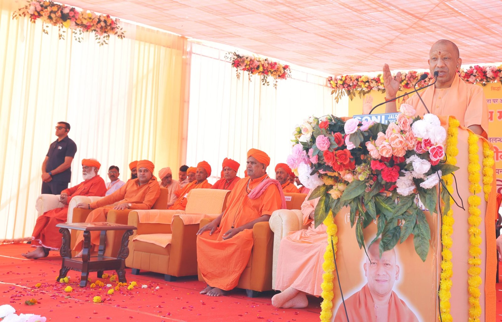 राजस्थान के जालोर में श्री रत्नेश्वर महादेव (सिरे मंदिर) के 375 वर्ष पूर्ण होने पर आयोजित धर्मसभा में मुख्यमंत्री योगी आदित्यनाथ ने मातृशक्ति और युवाओं से स्मार्टफोन के सीमित उपयोग की अपील की। उन्होंने कहा कि बच्चों को रोने दें लेकिन स्मार्टफोन न दें, क्योंकि इसका अत्यधिक उपयोग मानसिक तनाव और अवसाद को बढ़ाता है। योग, व्यायाम और अच्छी पुस्तकों से जीवन बेहतर बनता है। उन्होंने युवाओं से नशे से दूर रहने, परिवार को समय देने और समाज के लिए सकारात्मक सोच रखने का आह्वान किया।