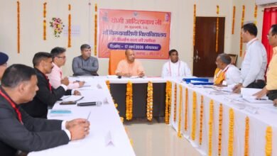 मुख्यमंत्री योगी आदित्यनाथ ने मीरजापुर में मां विंध्यवासिनी विश्वविद्यालय के निर्माण कार्य का निरीक्षण कर 31 मई तक इसे हर हाल में पूरा करने के निर्देश दिए। उन्होंने गुणवत्ता से समझौता न करने की चेतावनी दी। साथ ही मां विंध्यवासिनी मंदिर में दर्शन कर नवरात्रि तैयारियों का जायजा लिया और श्रद्धालुओं की सुविधा व स्वच्छता सुनिश्चित करने के निर्देश दिए। मुख्यमंत्री ने युवाओं के लिए रोजगारपरक शिक्षा पर भी जोर दिया।