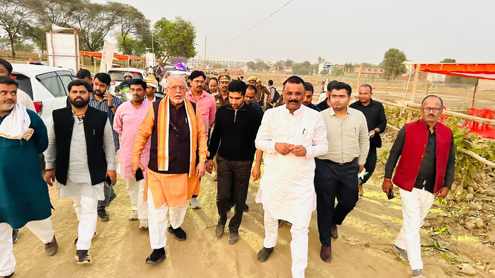 वाराणसी के सुजाबाद-डोमरी क्षेत्र में 350 बीघा में विकसित ‘शहरी वन’ का शुभारंभ मुख्यमंत्री योगी आदित्यनाथ करेंगे। सुबह आठ बजे से तीन लाख पौधों का एक साथ रोपण कर विश्व रिकॉर्ड बनाने का प्रयास होगा, जिसके लिए गिनीज वर्ल्ड रिकॉर्ड्स की टीम पहुंच चुकी है। 60 सेक्टरों में विभाजित इस वन में मियावाकी तकनीक से पौधरोपण किया जाएगा। आम, औषधीय पौधे व फूलों की खेती से निगम को आय भी होगी।