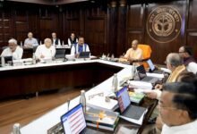 योगी आदित्यनाथ कैबिनेट ने लखनऊ के बुनियादी ढांचे, यातायात और हेरिटेज संरक्षण से जुड़ी कई अहम परियोजनाओं को मंजूरी दी है। वृन्दावन योजना में ₹1435 करोड़ की लागत से इंटरनेशनल कन्वेंशन सेंटर बनेगा, जबकि दुबग्गा चौराहे पर फ्लाईओवर ट्रैफिक को राहत देगा। रोशन-उद-दौला भवन और छतर मंजिल को PPP मॉडल पर विकसित किया जाएगा। साथ ही ट्रीटेड वॉटर नीति और लैंड यूज नियमों में बदलाव से विकास और निवेश को नई गति मिलेगी।