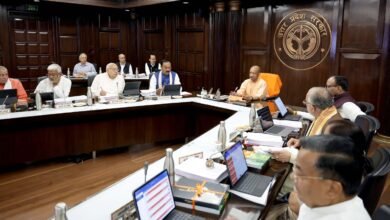 योगी आदित्यनाथ कैबिनेट ने लखनऊ के बुनियादी ढांचे, यातायात और हेरिटेज संरक्षण से जुड़ी कई अहम परियोजनाओं को मंजूरी दी है। वृन्दावन योजना में ₹1435 करोड़ की लागत से इंटरनेशनल कन्वेंशन सेंटर बनेगा, जबकि दुबग्गा चौराहे पर फ्लाईओवर ट्रैफिक को राहत देगा। रोशन-उद-दौला भवन और छतर मंजिल को PPP मॉडल पर विकसित किया जाएगा। साथ ही ट्रीटेड वॉटर नीति और लैंड यूज नियमों में बदलाव से विकास और निवेश को नई गति मिलेगी।