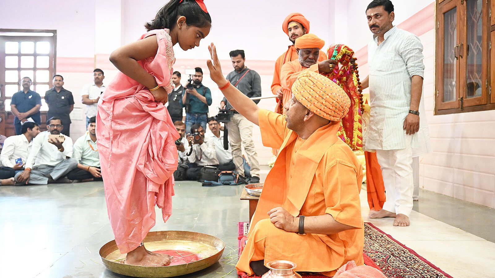 गोरखपुर में चैत्र नवरात्रि नवमी पर मुख्यमंत्री योगी आदित्यनाथ ने गोरखनाथ मंदिर में कन्या पूजन किया। उन्होंने नौ कन्याओं के चरण पखारे, तिलक कर पूजा-अर्चना की और भोजन, चुनरी व दक्षिणा देकर आशीर्वाद लिया। बटुक पूजन भी संपन्न हुआ। आयोजन में संत-महंतों की उपस्थिति में परंपरा का श्रद्धापूर्वक निर्वहन किया गया।