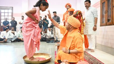 गोरखपुर में चैत्र नवरात्रि नवमी पर मुख्यमंत्री योगी आदित्यनाथ ने गोरखनाथ मंदिर में कन्या पूजन किया। उन्होंने नौ कन्याओं के चरण पखारे, तिलक कर पूजा-अर्चना की और भोजन, चुनरी व दक्षिणा देकर आशीर्वाद लिया। बटुक पूजन भी संपन्न हुआ। आयोजन में संत-महंतों की उपस्थिति में परंपरा का श्रद्धापूर्वक निर्वहन किया गया।