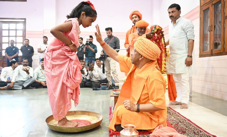 गोरखपुर में चैत्र नवरात्रि नवमी पर मुख्यमंत्री योगी आदित्यनाथ ने गोरखनाथ मंदिर में कन्या पूजन किया। उन्होंने नौ कन्याओं के चरण पखारे, तिलक कर पूजा-अर्चना की और भोजन, चुनरी व दक्षिणा देकर आशीर्वाद लिया। बटुक पूजन भी संपन्न हुआ। आयोजन में संत-महंतों की उपस्थिति में परंपरा का श्रद्धापूर्वक निर्वहन किया गया।