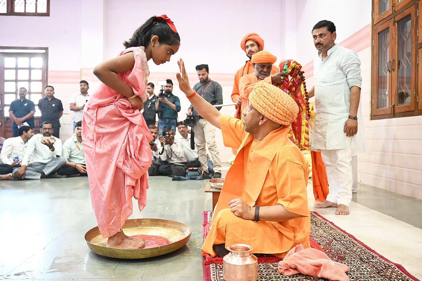 गोरखपुर में चैत्र नवरात्रि नवमी पर मुख्यमंत्री योगी आदित्यनाथ ने गोरखनाथ मंदिर में कन्या पूजन किया। उन्होंने नौ कन्याओं के चरण पखारे, तिलक कर पूजा-अर्चना की और भोजन, चुनरी व दक्षिणा देकर आशीर्वाद लिया। बटुक पूजन भी संपन्न हुआ। आयोजन में संत-महंतों की उपस्थिति में परंपरा का श्रद्धापूर्वक निर्वहन किया गया।