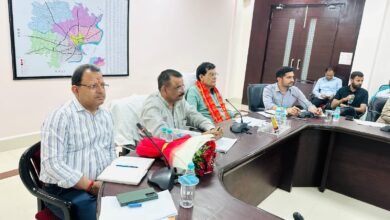 वाराणसी में नगर विकास मंत्री ए.के. शर्मा ने सख्त निर्देश दिए कि शहर में कहीं भी कूड़ा या निर्माण मलबा मिलने पर संबंधित जोनल अधिकारी जिम्मेदार होंगे। सर्किट हाउस में हुई समीक्षा बैठक में सफाई, सुंदरीकरण और डस्टबिन अनिवार्यता पर जोर दिया गया। नगर निगम ने त्वरित कार्रवाई के लिए क्यूआरटी टीम सक्रिय की है।