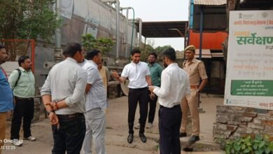 वाराणसी नगर निगम के नगर आयुक्त हिमांशु नागपाल ने भेलूपुर के भवनियां पोखरी स्थित एमआरएफ सेंटर और वेस्ट टू एनर्जी प्लांट का निरीक्षण किया। उन्होंने वर्तमान एमआरएफ सेंटर को अपर्याप्त बताते हुए इसे शंकुल धारा ट्रांसफर स्टेशन के पास स्थानांतरित करने के निर्देश दिए। साथ ही डोर-टू-डोर कचरा संकलन व्यवस्था मजबूत कर प्लांट को पूर्ण क्षमता से संचालित करने पर जोर दिया।