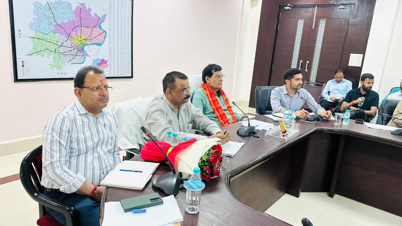 वाराणसी में नगर विकास मंत्री ए.के. शर्मा ने सख्त निर्देश दिए कि शहर में कहीं भी कूड़ा या निर्माण मलबा मिलने पर संबंधित जोनल अधिकारी जिम्मेदार होंगे। सर्किट हाउस में हुई समीक्षा बैठक में सफाई, सुंदरीकरण और डस्टबिन अनिवार्यता पर जोर दिया गया। नगर निगम ने त्वरित कार्रवाई के लिए क्यूआरटी टीम सक्रिय की है।