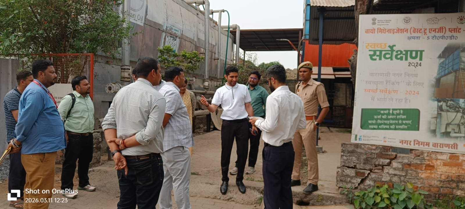 वाराणसी नगर निगम के नगर आयुक्त हिमांशु नागपाल ने भेलूपुर के भवनियां पोखरी स्थित एमआरएफ सेंटर और वेस्ट टू एनर्जी प्लांट का निरीक्षण किया। उन्होंने वर्तमान एमआरएफ सेंटर को अपर्याप्त बताते हुए इसे शंकुल धारा ट्रांसफर स्टेशन के पास स्थानांतरित करने के निर्देश दिए। साथ ही डोर-टू-डोर कचरा संकलन व्यवस्था मजबूत कर प्लांट को पूर्ण क्षमता से संचालित करने पर जोर दिया।