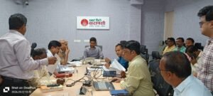 वाराणसी में आगामी नवरात्रि पर्व को देखते हुए नगर आयुक्त हिमांशु नागपाल ने स्मार्ट सिटी सभागार में बैठक कर शहर की मार्ग प्रकाश व्यवस्था को दुरुस्त करने के निर्देश दिए। सभी वार्डों में स्ट्रीट लाइटों का सर्वे कर खराब लाइटें तत्काल ठीक करने तथा प्रमुख और संवेदनशील मार्गों पर अतिरिक्त लाइट लगाने के निर्देश अधिकारियों को दिए गए।