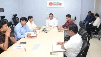 चैत्र नवरात्र को देखते हुए वाराणसी नगर निगम ने बड़ा निर्णय लिया है। नगर निगम सीमा के भीतर सभी मीट, मुर्गा और मछली की दुकानें नवरात्र के दौरान बंद रहेंगी। महापौर अशोक कुमार तिवारी की अध्यक्षता में हुई बैठक में मंदिरों की ओर जाने वाले मार्गों की मरम्मत, स्वच्छता व्यवस्था, पेयजल आपूर्ति और मार्ग प्रकाश को दुरुस्त रखने के निर्देश अधिकारियों को दिए गए।