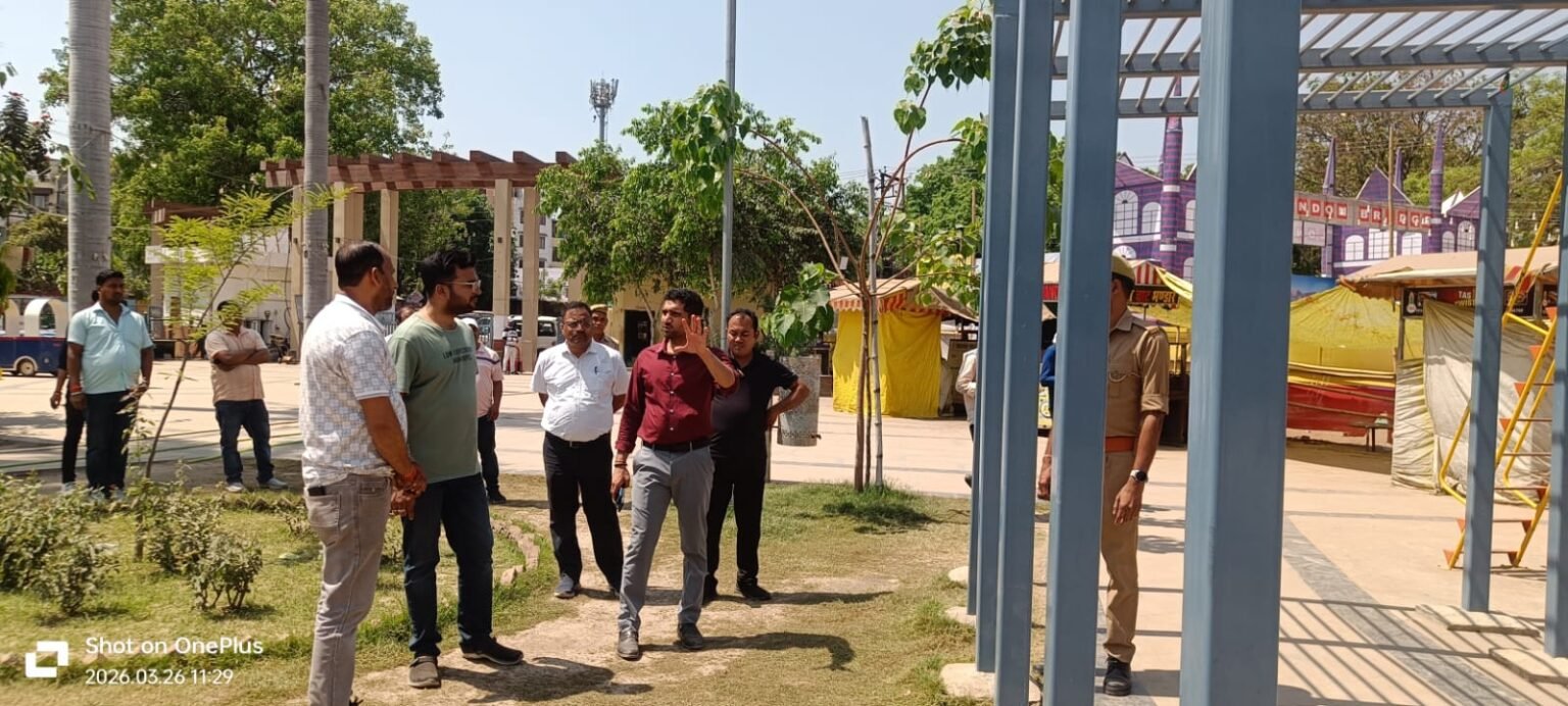 वाराणसी में यातायात व्यवस्था सुधारने को लेकर नगर आयुक्त हिमांशु नागपाल ने मैदागिन, बेनियाबाग और सारनाथ क्षेत्रों का निरीक्षण किया। पार्किंग स्थलों के चिन्हांकन, चौराहों के सौंदर्यीकरण, वेंडिंग जोन और फूड स्ट्रीट विकसित करने के निर्देश दिए गए। साथ ही बेनियाबाग पार्क के रखरखाव में लापरवाही पर कार्यदायी संस्था को चेतावनी दी गई।